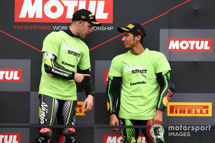 El ganador Jonathan Rea, Kawasaki Racing, el tercero Toprak Razgatlioglu, Kawasaki Puccetti Racing