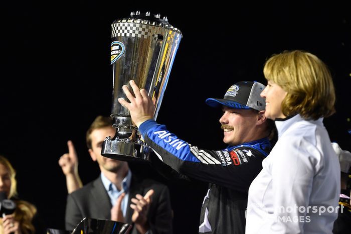 Ganador Brett Moffitt, Hattori Racing Enterprises, Toyota Tundra AISIN Group celebra