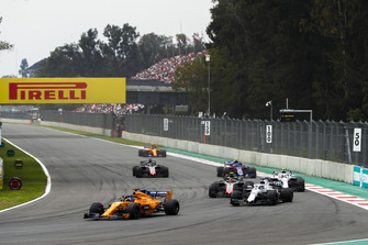 Fernando Alonso, McLaren MCL33, devant Lance Stroll, Williams FW41, Kevin Magnussen, Haas F1 Team VF-18, Sergey Sirotkin, Williams FW41, Pierre Gasly, Scuderia Toro Rosso STR13, Romain Grosjean, Haas F1 Team VF-18, et Stoffel Vandoorne, McLaren MCL33