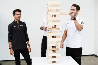 Lando Norris, McLaren, ve Stoffel Vandoorne, McLaren Dev Jenga oynuyor