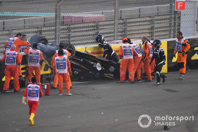 Nico Hulkenberg, Renault Sport F1 Team R.S. 18 terguling setelah bersenggolan dengan Romain Grosjean, Haas F1 Team VF-18