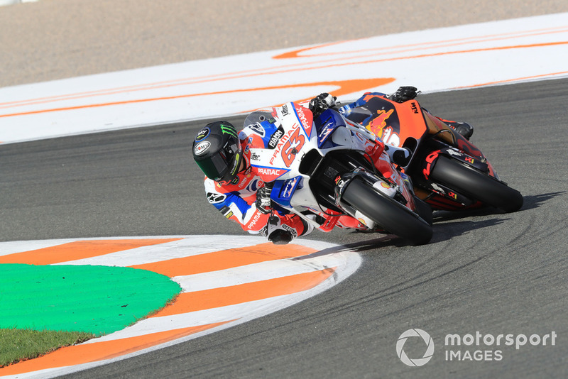 Francesco Bagnaia (Alma Pramac Racing) devant Johann Zarco (Red Bull KTM Racing)