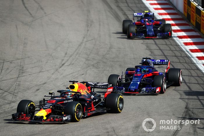 Daniel Ricciardo, Red Bull Racing RB14, lidera a  Brendon Hartley, Toro Rosso STR13, y Pierre Gasly, Scuderia Toro Rosso STR13