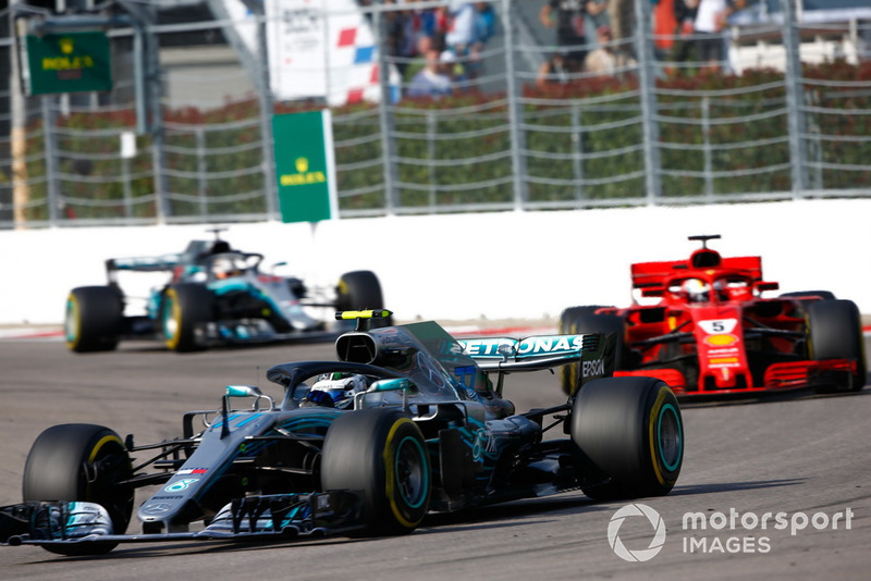 Valtteri Bottas, Mercedes AMG F1 W09, devant Sebastian Vettel, Ferrari SF71H, et Lewis Hamilton, Mercedes AMG F1 W09
