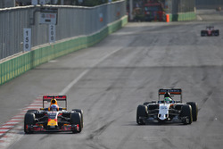 Daniel Ricciardo, Red Bull Racing RB12 y Nico Hulkenberg, Sahara Force India F1 VJM09