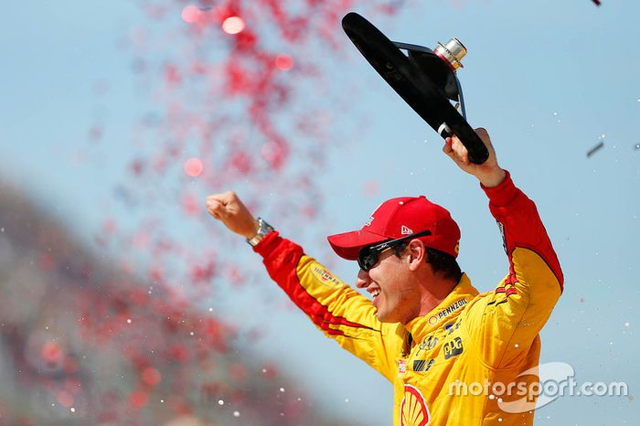 Ganador de la carrera Joey Logano, Team Penske Ford