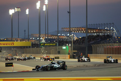 Nico Rosberg, Mercedes AMG F1 W07 Hybrid führt beim Start von Rennen