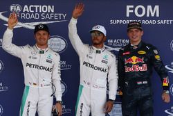 Los tres calificados en parc ferme: Nico Rosberg, Mercedes AMG F1, segundo; Lewis Hamilton, Mercedes