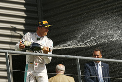 Podio: Ganador de la carrera Nico Rosberg, Mercedes AMG F1