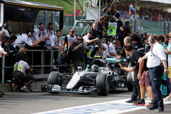 Il vincitore della gara Nico Rosberg, Mercedes AMG F1 W07 Hybrid festeggia nel parco chiuso