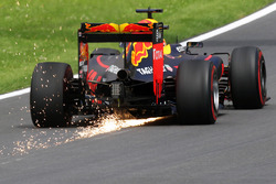 Daniel Ricciardo, Red Bull Racing RB12 envoie des étincelles en l'air
