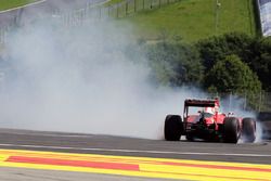Sebastian Vettel, Ferrari SF16-H gira sobre la pista del circuito en la segunda sesión de práctica
