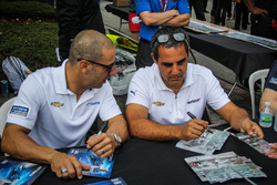 Tony Kanaan, Chip Ganassi Racing Chevrolet, und Juan Pablo Montoya, Team Penske Chevrolet