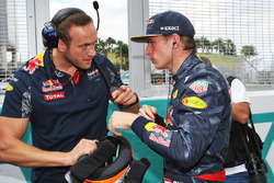 Max Verstappen, Red Bull Racing op de grid met trainer Jake Aliker