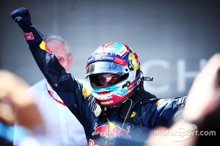 Ganador de la carrera Max Verstappen, Red Bull Racing celebra en parc ferme
