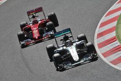Lewis Hamilton, Mercedes AMG F1 W07 Hybrid lidera a Kimi Raikkonen, Ferrari SF16-H