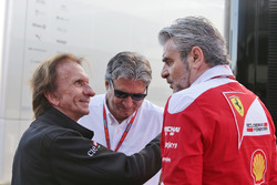 Emerson Fittipaldi, con Pasquale Lattuneddu de la FOM y Maurizio Arrivabene, director del equipo Fer