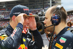 Max Verstappen, Red Bull Racing met Gianpiero Lambiase, Red Bull Racing Engineer op de grid