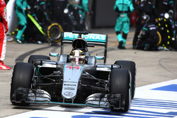 Lewis Hamilton, Mercedes AMG F1 Team W07 pit stop