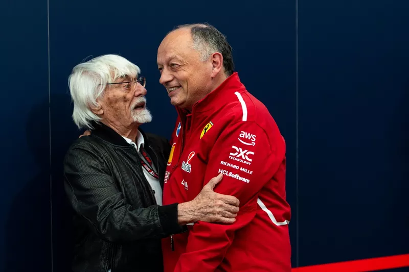 Frederic Vasseur, directeur de l'équipe Ferrari, Bernie Ecclestone