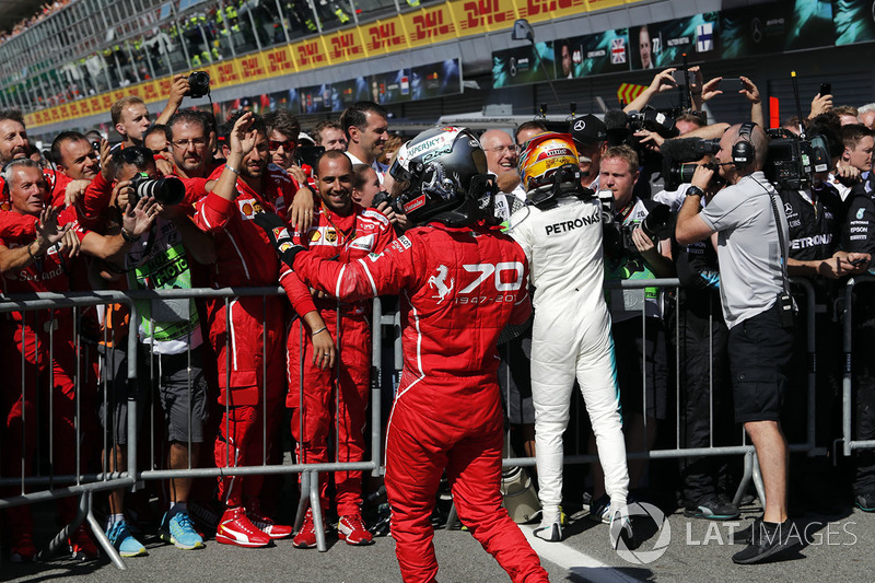Sebastian Vettel, Ferrar iy Ganador de la carrera Lewis Hamilton, Mercedes AMG F1 celebra en parc f