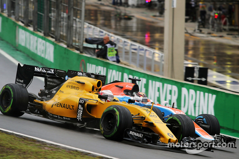 Kevin Magnussen, Renault Sport F1 Team RS16 and Pascal Wehrlein, Manor Racing MRT05 battle for position