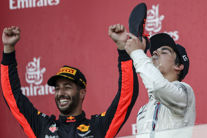 Lance Stroll, Williams celebra, Daniel Ricciardo, Red Bull Racing el shoey con champagne