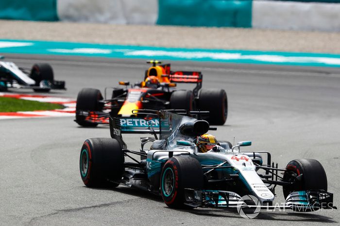 Lewis Hamilton, Mercedes AMG F1 W08, Max Verstappen, Red Bull Racing RB13