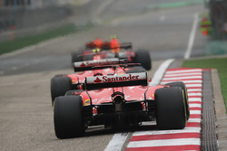 Kimi Raikkonen, Ferrari SF70H, devant Sebastian Vettel, Ferrari SF70H