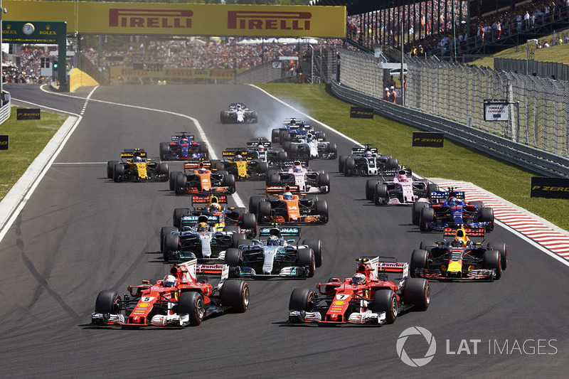 Sebastian Vettel, Ferrari SF70H, Kimi Raikkonen, Ferrari SF70H, leidt het veld bij de start