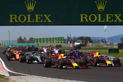 Daniel Ricciardo, Red Bull Racing RB13 ve Max Verstappen, Red Bull Racing RB13 startta