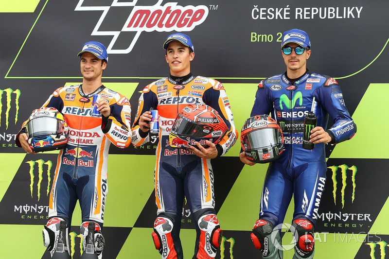 Podium MotoGP Ceko 2017: Pemenang balapan Marc Marquez, Repsol Honda Team, posisi kedua Dani Pedrosa, Repsol Honda Team, posisi ketiga Maverick Viñales, Yamaha Factory Racing
