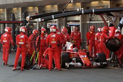 Kimi Raikkonen, Ferrari SF70H pits, con un pinchazo