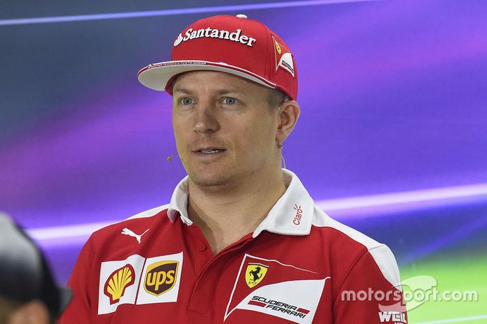 O sorriso de quem venceu a batalha mais apertada: ao largar à frente de Vettel em Yas Marina, Räikkönen superou o alemão por 11 a 10.