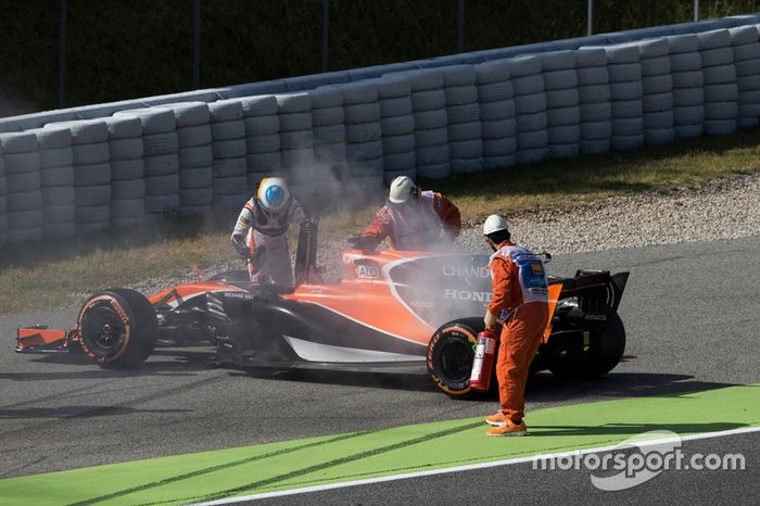 Fernando Alonso, McLaren MCL32, con problemas de motor