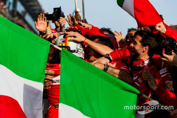 Sebastian Vettel, Ferrari celebra en el Parc Ferme con su equipo