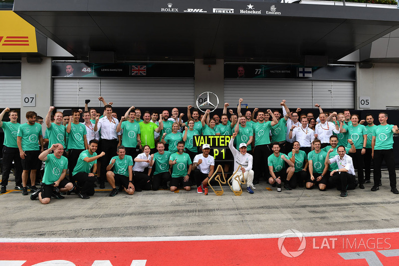 Race winner Valtteri Bottas, Mercedes AMG F1 celebrates, Lewis Hamilton, Mercedes AMG F1, the team