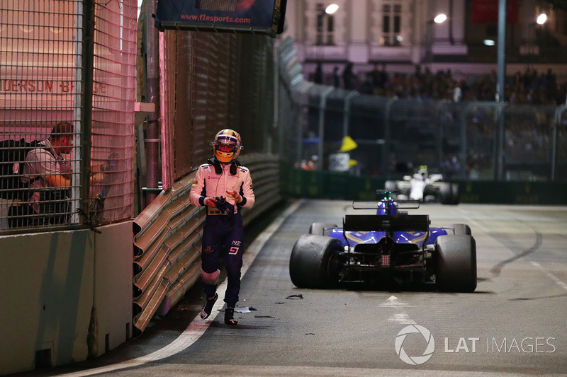 Marcus Ericsson, Sauber C36 camina después del choque