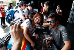 Fernando Alonso, McLaren, firma autógrafos para los fans