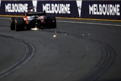 Chispas de la trasera del MCL32 de Fernando Alonso
