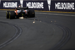 Chispas de la trasera del MCL32 de Fernando Alonso