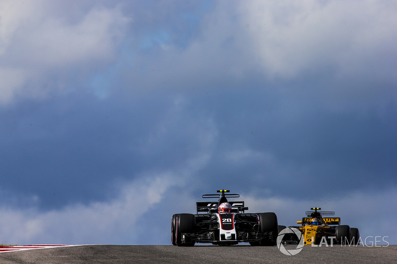 Kevin Magnussen, Haas F1 Team VF-17, Nico Hulkenberg, Renault Sport F1 Team RS17