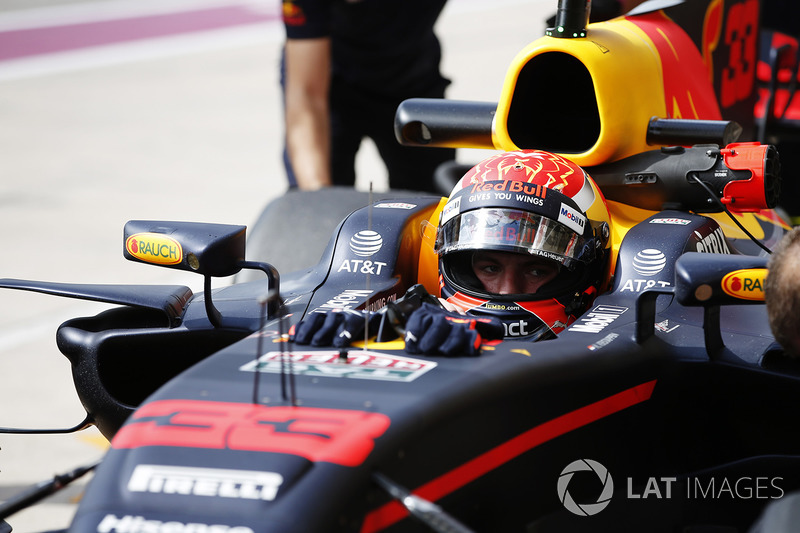 Max Verstappen, Red Bull Racing RB13, en pits