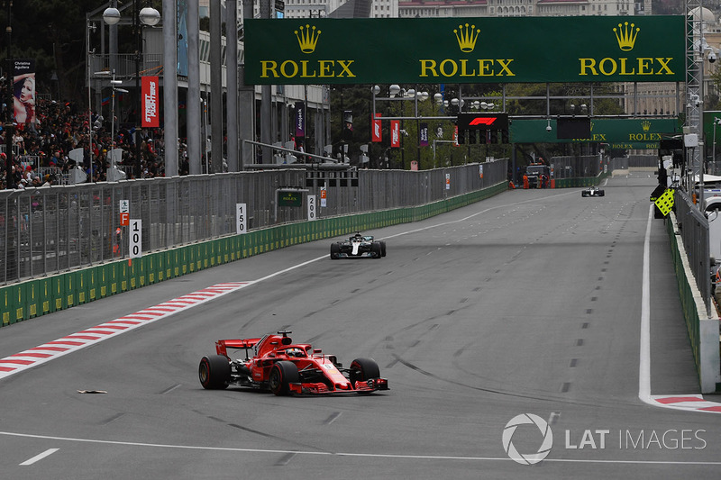 Sebastian Vettel, Ferrari SF71H y Lewis Hamilton, Mercedes-AMG F1 W09 EQ Power