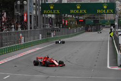 Sebastian Vettel, Ferrari SF71H ve Lewis Hamilton, Mercedes-AMG F1 W09 EQ Power+