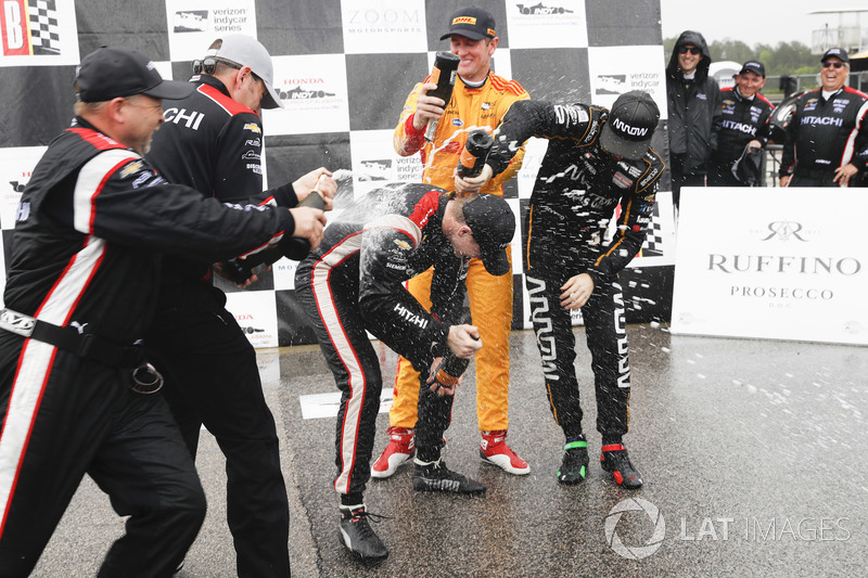 Ryan Hunter-Reay, Andretti Autosport Honda, Josef Newgarden, Team Penske Chevrolet,  James Hinchcliffe, Schmidt Peterson Motorsports Honda, sur le podium avec du champagne