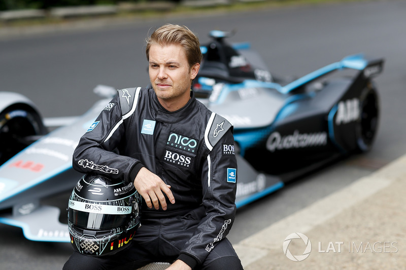 Kampiun Formula 1, Nico Rosberg bersiap turun ke jalan bersama mobil baru Formula E