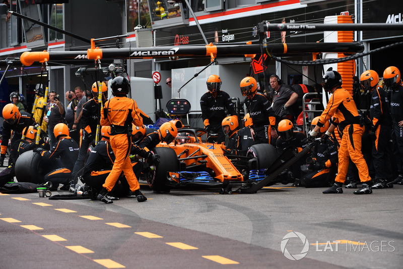 Stoffel Vandoorne, McLaren MCL33 pit stop