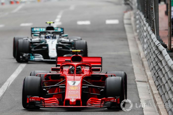 Kimi Raikkonen, Ferrari SF71H, leads Valtteri Bottas, Mercedes AMG F1 W09