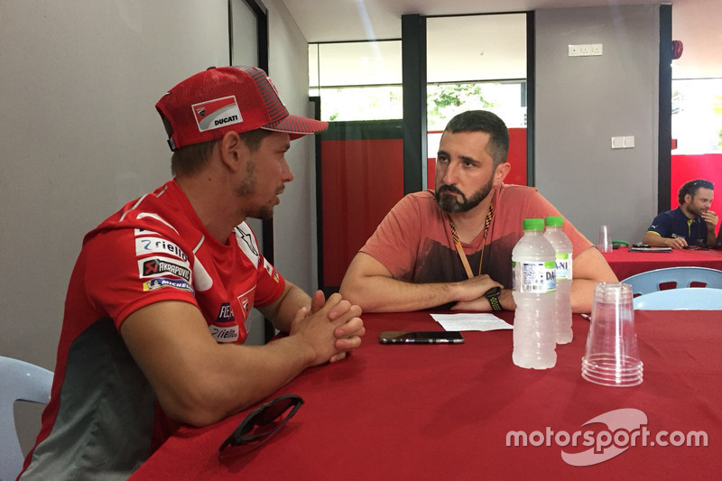 Кейсі Стоунер, Ducati Team, дає інтерв'ю редактору Motorsport.com Оріолю Пучдемонту
